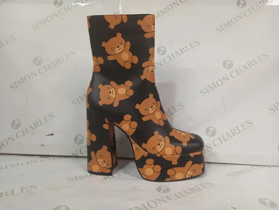 BOXED PAIR OF KOI PLATFORM BLOCK HEEL BOOTS IN BLACK W. TEDDY BEAR DESIGN SIZE 8