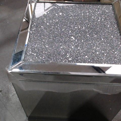 JM MIRRORED SIDE TABLE