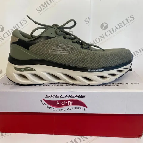 BOXED PAIR OF SKECHERS ARCH-FIT TRAINERS SIZE 9