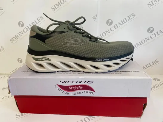 BOXED PAIR OF SKECHERS ARCH-FIT TRAINERS SIZE 9