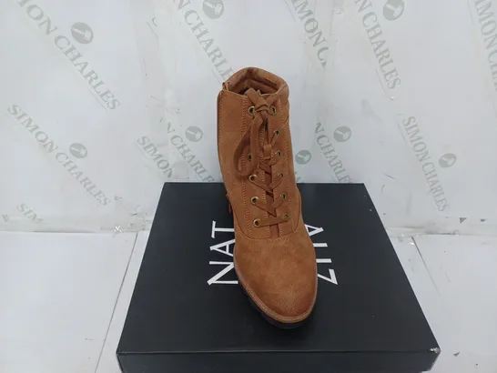 BOXED PAIR OF NATURALIZER BOOTS IN TAN SIZE 5   