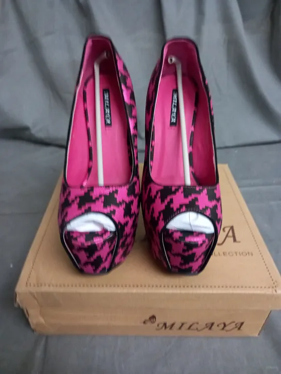 APPROXIMATELY 12 PAIRS OF WOMENS PATTERNED HIGH HEELS SHOES IN VARIOUS SIZES 