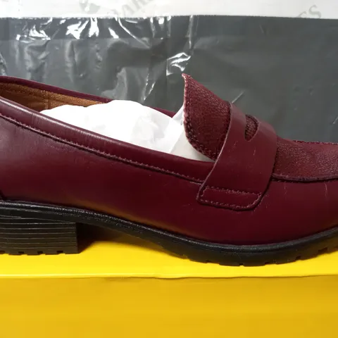 STRIVE SEVILLE SHOES IN CHERRY - UK 5.5