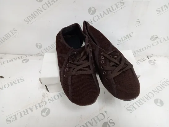 APPROXIMATELY 16 BOXED PAIRS OF SK20 LACE UP FLAT SHOES IN BROWN VARIOUS SIZES TO INCLUDE SIZES 38, 39, 40 