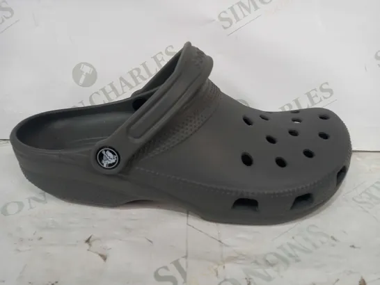 PAIR OF CROCS CLOGS IN GREY UK SIZE M8/W9 4195351-Simon Charles Auctioneers