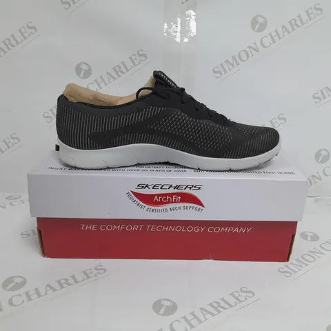 BOXED PAIR OF SKECHERS ARCH FIT TRAINERS IN BLACK SIZE 5 