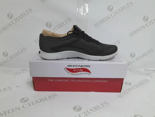 BOXED PAIR OF SKECHERS ARCH FIT TRAINERS IN BLACK SIZE 5 