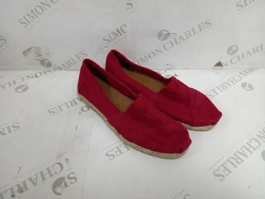 APPROXIMATELY 10 PAIR OF FLAT SLIPPERS LOAFERS IN RED TO INCLUDE SIZE 4