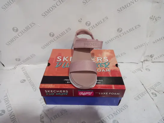 BOXED PAIR OF SKECHERS D'LUX WALKER NEW BLOCK BLACK SANDALS - SIZE 7