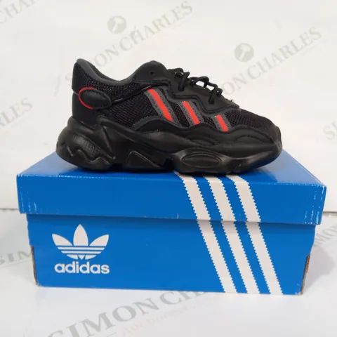 BOXED PAIR OF ADIDAS OZWEEGO EL I KIDS SHOES IN BLACK/ORANGE UK SIZE 7