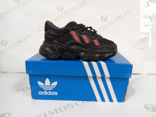 BOXED PAIR OF ADIDAS OZWEEGO EL I KIDS SHOES IN BLACK/ORANGE UK SIZE 7