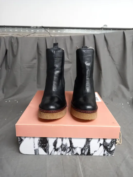 BOXED PAIR OF MODA IN PELLE BREEANNA HEELED BOOT SIZE 3