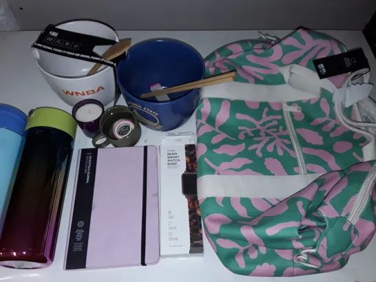 LOT OF APPROXIMATELY 10 ASSORTED ITEMS TO INCLUDE DRINKS CONTAINERS AND TYPO BAGS