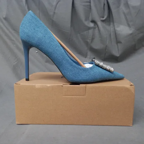 BOXED PAIR OF MNG POINTED TOE HEELS IN DENIM BLUE W. JEWEL EFFECT DETAIL UK SIZE 7