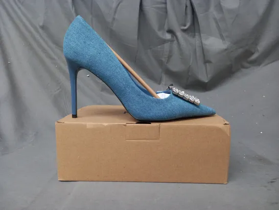 BOXED PAIR OF MNG POINTED TOE HEELS IN DENIM BLUE W. JEWEL EFFECT DETAIL UK SIZE 7