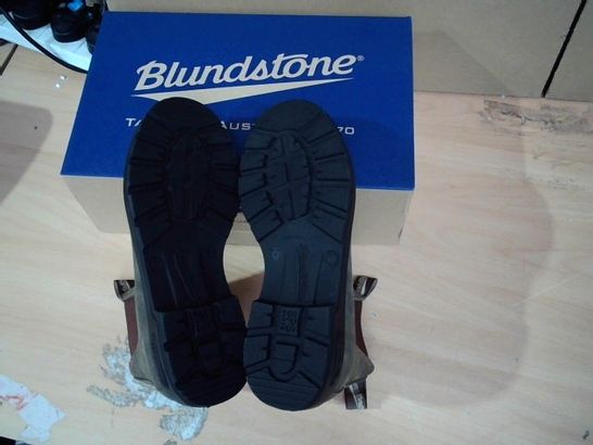 BOXED PAIR OF BLUNDSTONE LEATHER BOOTS TAN SIZE 6 
