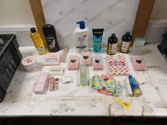 LOT OF APPROXIMATELY 20 HEALTH AND BEAUTY ITEMS TO INCLUDE HEAD AND SHOULDERS CLASSIC CLEAN, THE BODY SHOP GINGER ANTI DANDRUFF, AND FUN TIME TINGLE STIMULATING LUBE ETC. 