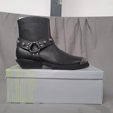 BOXED PAIR OF KOI SOUL RENDER COWBOY BOOTS IN BLACK/SILVER EFFECT UK SIZE 9