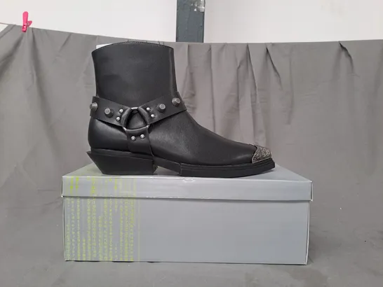 BOXED PAIR OF KOI SOUL RENDER COWBOY BOOTS IN BLACK/SILVER EFFECT UK SIZE 9