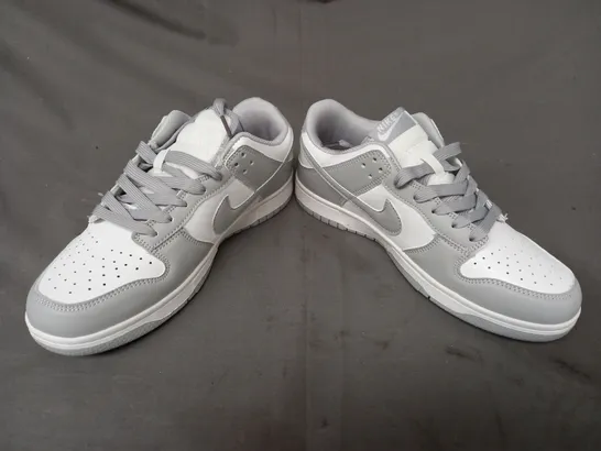 BOXED PAIR OF NIKE SHOES IN GREY/WHITE UK SIZE 7