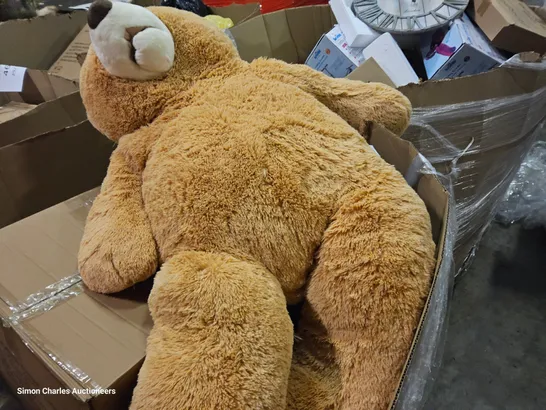 PALLET OF ASSORTED ITEMS INCLUDING LARGE SOFT TEDDY BEAR, BABY BATH.