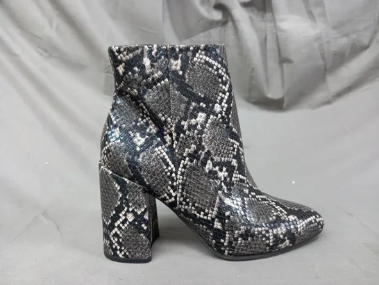 BOXED PAIR OF STEVE MADDEN ANKLE BOOTS IN GREY/OTHER SNAKE EU SIZE 37