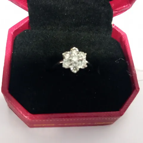 DESIGNER 18CT WHITE GOLD DAISY CLUSTER RING SET WITH DIAMONDS WEIGHING +1.14CT