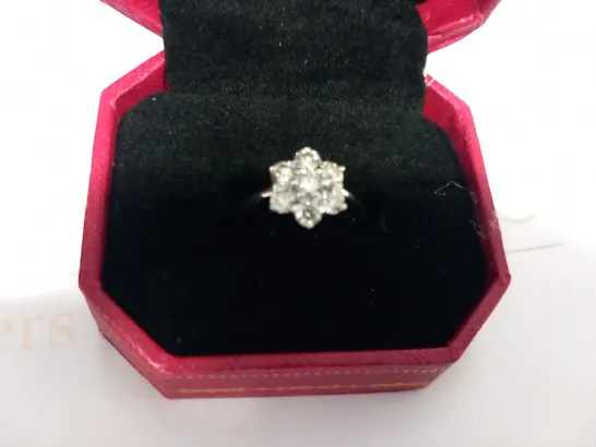 DESIGNER 18CT WHITE GOLD DAISY CLUSTER RING SET WITH DIAMONDS WEIGHING +1.14CT