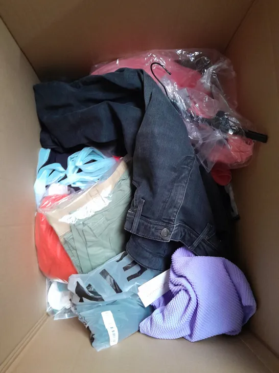 BOX OF APPROXIMATELY 15 ASSORTED CLOTHING ITEMS TO INCLUDE - TROUSERS, DRESS, JEANS ETC