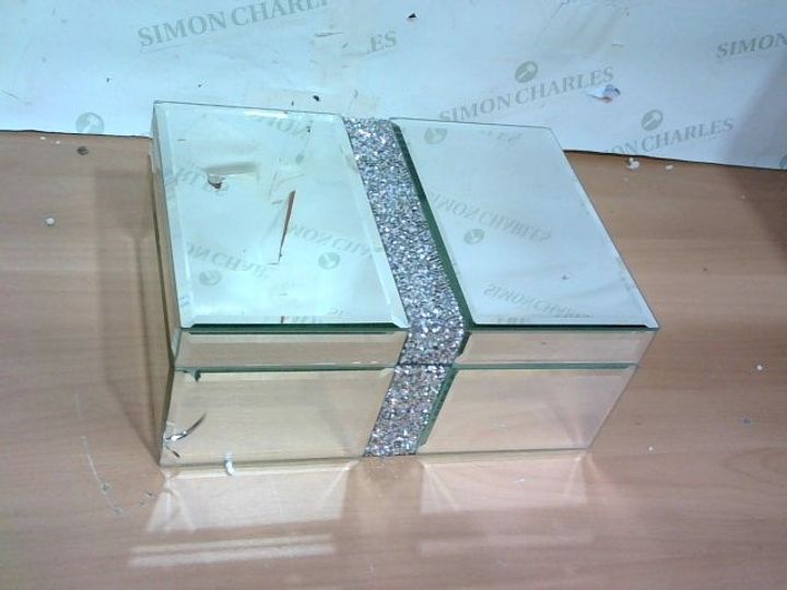 Lot 4117 JM BY JULIEN MACDONALD SET OF CRYSTAL TRINKET BOXES Simon