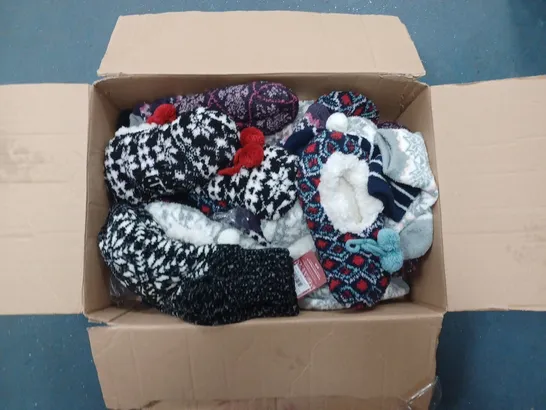 APPROXIMATELY 10 PAIRS OF MUK LUKS SLIPPER SOCKS