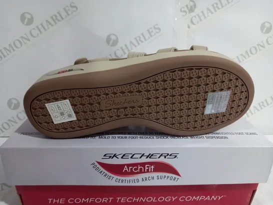 BOXED PAIR OF SKECHERS ARCHFIT HEELED OPEN TOE SANDALS - SIZE 6