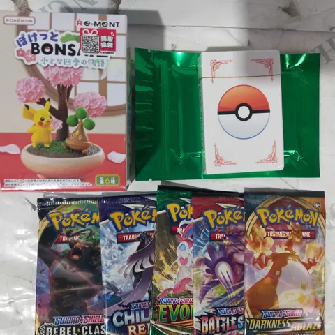 LOT OF ASSORTED POKÉMON ITEMS TO INCLUDE TRADING CARD BOOSTER PACKS, PLAYING CARDS, ETC