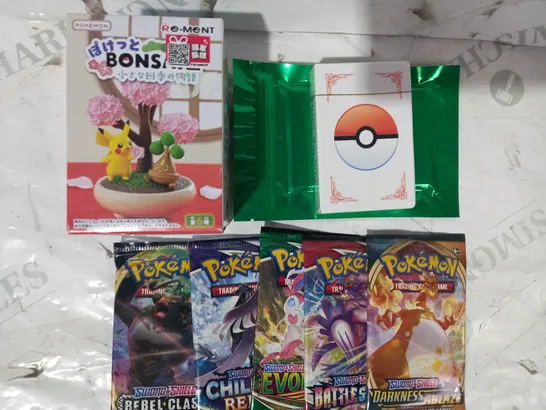 LOT OF ASSORTED POKÉMON ITEMS TO INCLUDE TRADING CARD BOOSTER PACKS, PLAYING CARDS, ETC