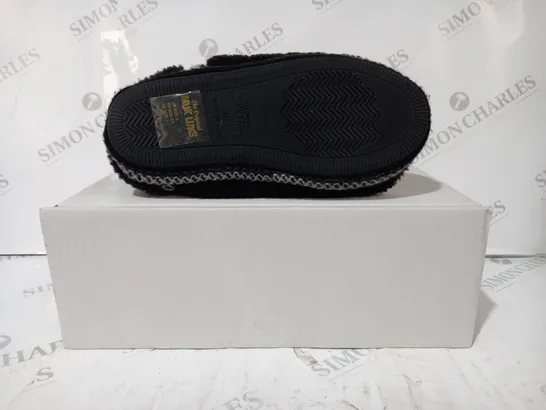 BOXED PAIR OF MUK LUKS FREJA BLACK SLIPPERS - SIZE 5