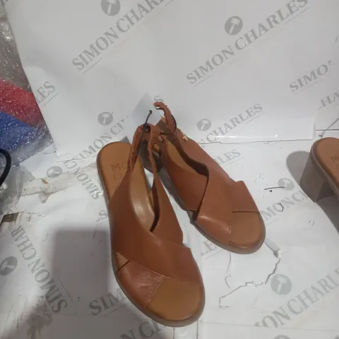 UNBOXED PAIR OF MODA IN PELLE LASSANDRA SANDALS IN TAN SIZE 6