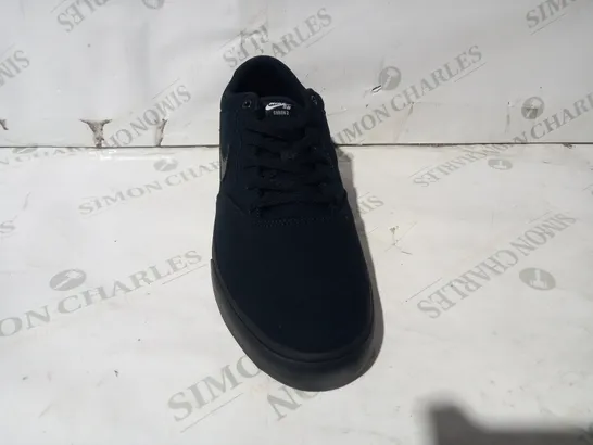 BOXED PAIR OF DESIGNER TRAINERS IN THE STYLE OF NIKE IN BLACK UK SIZE 12