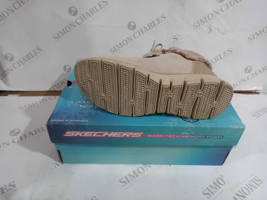 BOXED PAIR OF SKECHERS SYNERGY BOOTS NATURAL SIZE 6