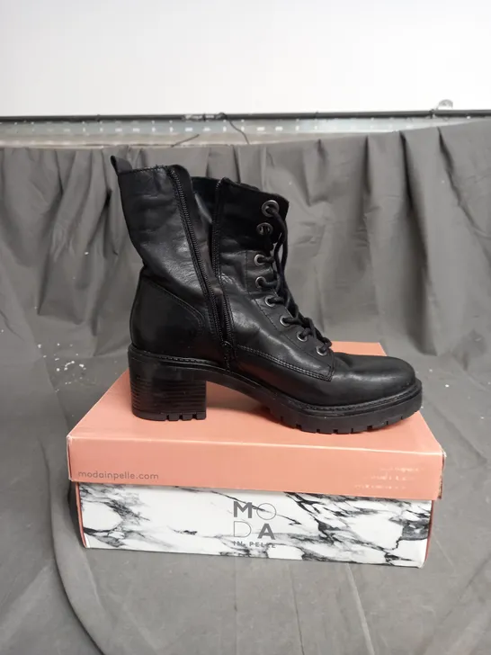 BOXED PAIR OF MODA IN PELLE BELLZIE LACE UP BOOTS IN BLACK SIZE 6