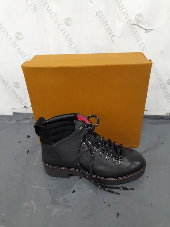 BOXED PAIR OF WHITE STUFF BLACK LEATHER BOOTS SIZE 7 