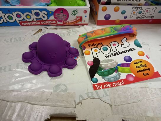 BOX OF APPROXIMATELY 165 ASSORTED FIDGET TOYS TO INCLUDE FIDGET POPS WRISTBANDS AND FIDGET POP OCTO POPS REVERSIBLE OCTOPUS