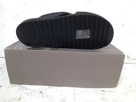 BOXED PAIR OF H&M LEATHER SANDALS IN BLACK UK SIZE 6