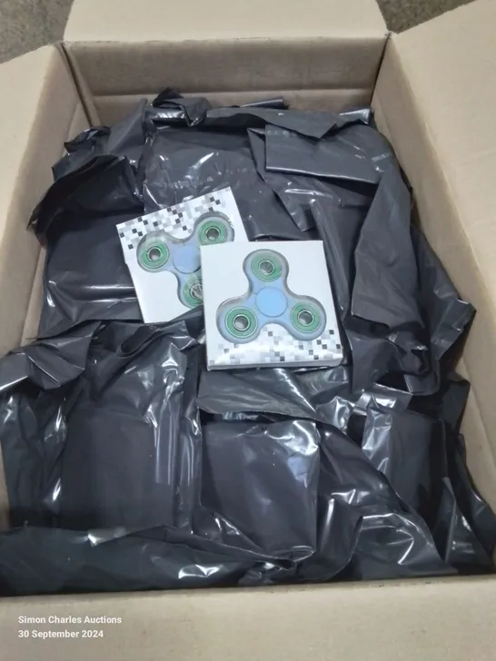 BOX CONTAINING LARGE AMOUNT OF METAL FIDGET SPINNERS IN VARIOUS COLOURS 