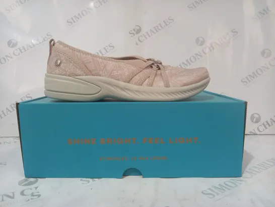 BOXED PAIR OF BZEES SHOES IN BEIGE SIZE 6