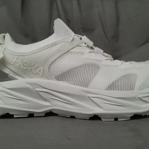 PAIR OF HOKA HOPARA 2 SHOES IN OFF-WHITE UK SIZE 9.5