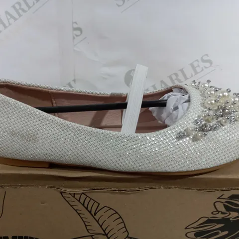 BOXED PAIR OF DESIGNER DECORATED OVERSTRAP SHOES IN WHITE - EU 32