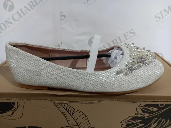 BOXED PAIR OF DESIGNER DECORATED OVERSTRAP SHOES IN WHITE - EU 32