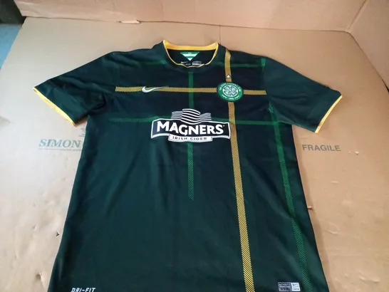 CELTIC FOOTBALL CLUB FOOTBALL SHIRT - M