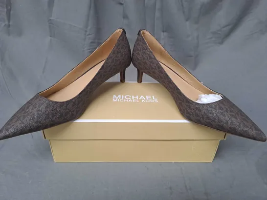 BOXED PAIR OF MICHAEL KORS HEELED KITTEN PUMPS IN BROWN EU SIZE 39