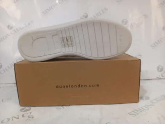 BOXED PAIR OF DUNE LONDON QUILTED LEATHER SHOES IN WHITE SIZE 6